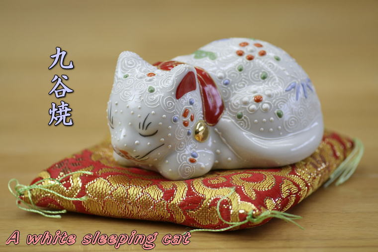 Japanese KUTANI Yaki Lucky Cat Omede-Tai